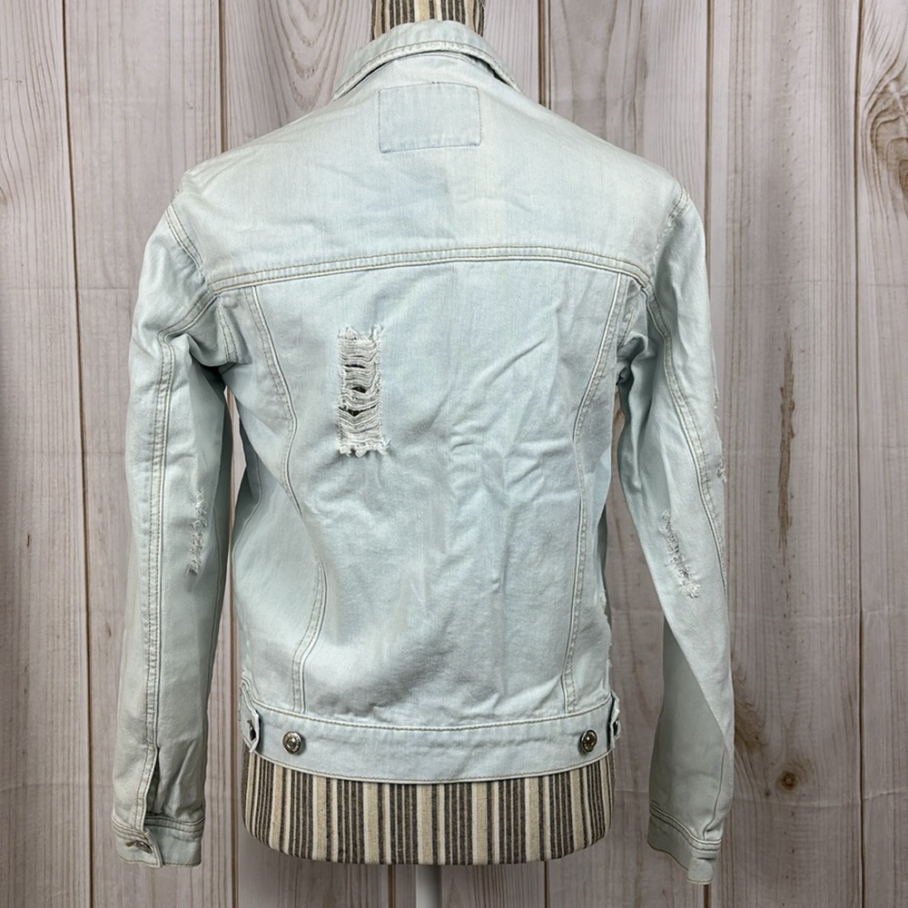 Forever 21 Denim Jacket Distressed Lightweight Trucker Jacket Blue Size Small - Picture 6 of 16